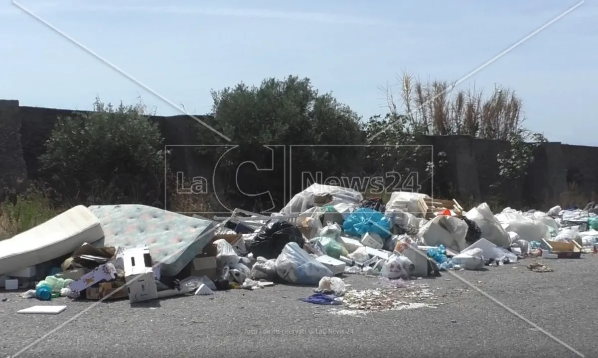 Sibaritide, è ancora emergenza rifiuti e Tavernise (M5s) a Occhiuto: «Grave rischio igienico-sanitario»