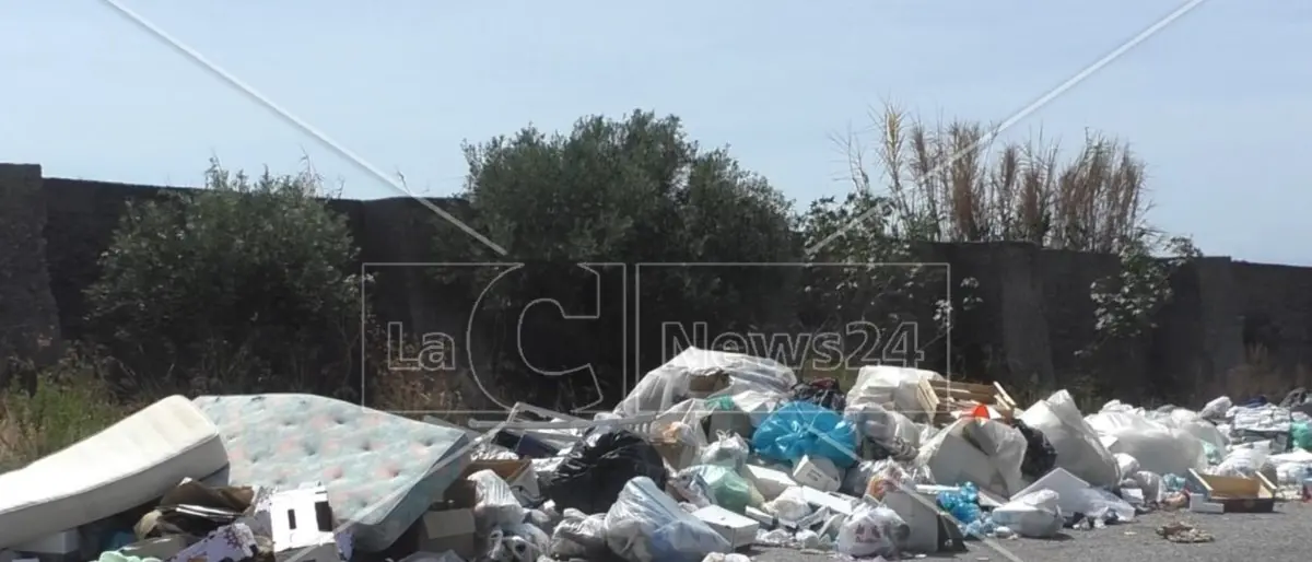 Sibaritide, è ancora emergenza rifiuti e Tavernise (M5s) a Occhiuto: «Grave rischio igienico-sanitario»