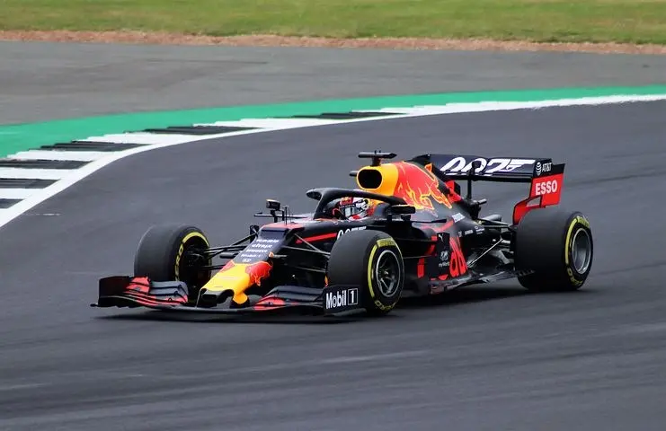 Formula Uno: il trionfo di Verstappen, i rimorsi della Ferrari e i disastri della Fia