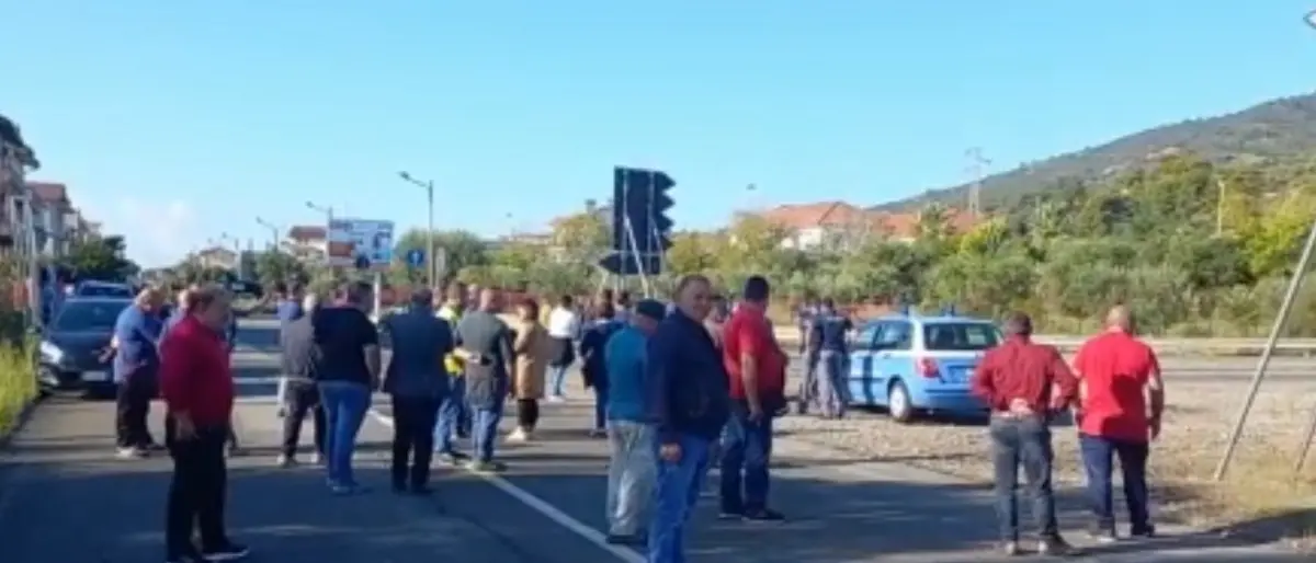 Consorzio di bonifica di Trebisacce, i lavoratori bloccano lo svincolo della Ss 106: chiedono 6 stipendi arretrati