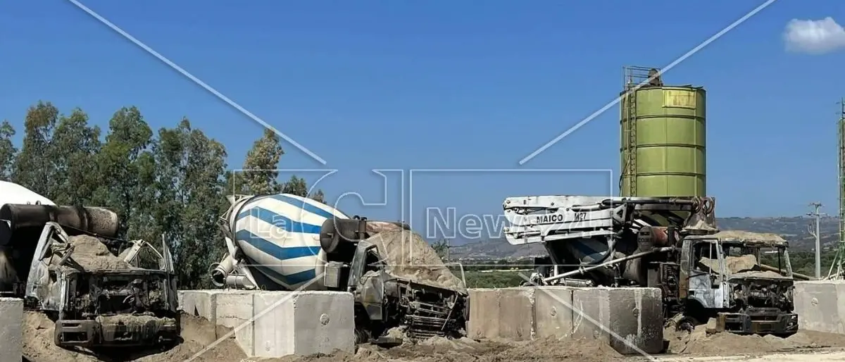 Mezzi in fiamme a impresa operante nei cantieri della 106 nel Cosentino: tre arresti