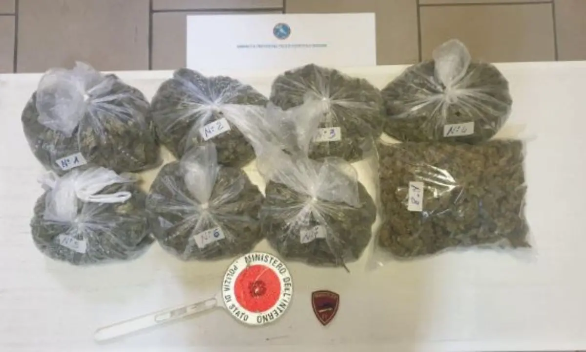 Crotone, oltre 2 chili di marijuana rinvenuti in un edificio abbandonato nel centro storico