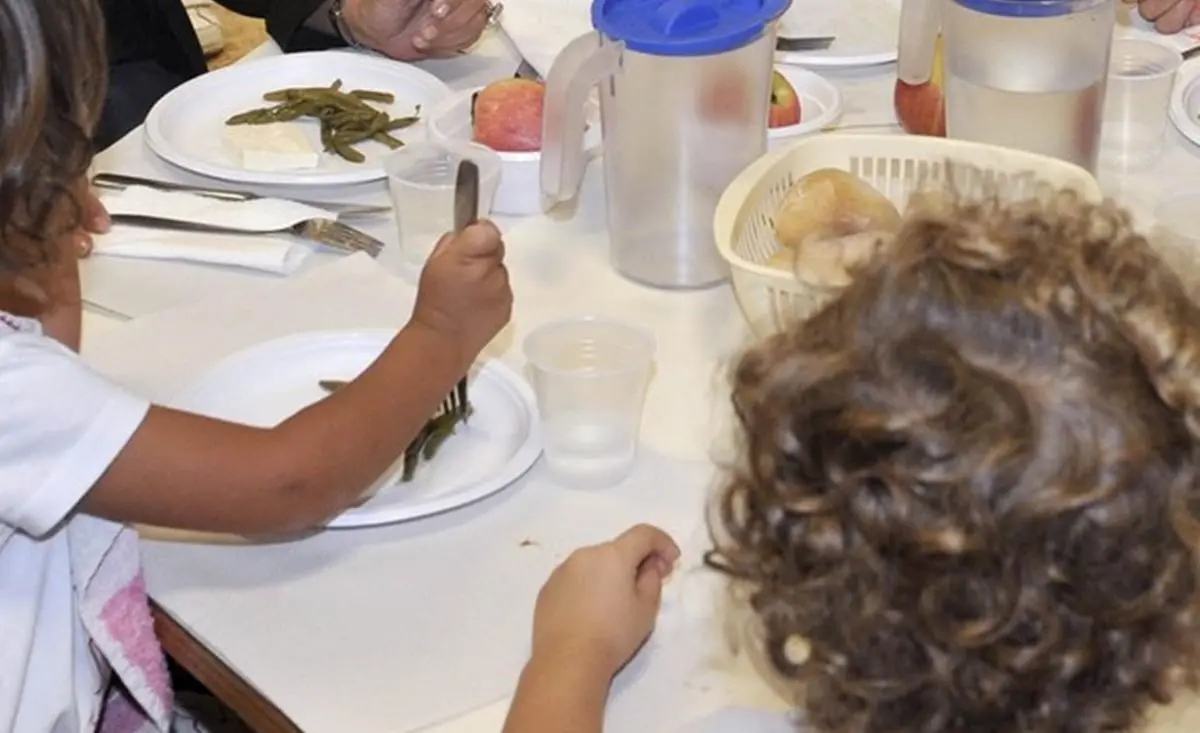 Crotone, i bandi comunali per la mensa vanno deserti e la scuola ospita il catering chiamato dai genitori