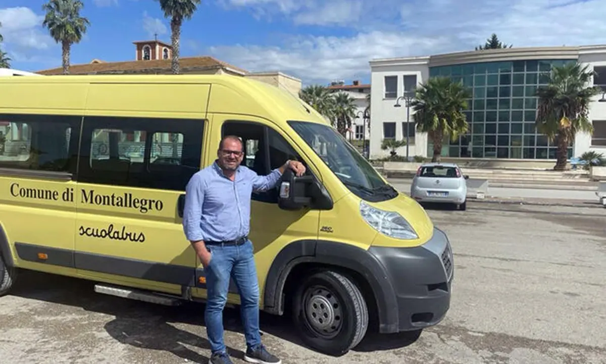 Manca l’autista e l’autobus lo guida il sindaco: «Contento di aiutare le famiglie del mio paese»