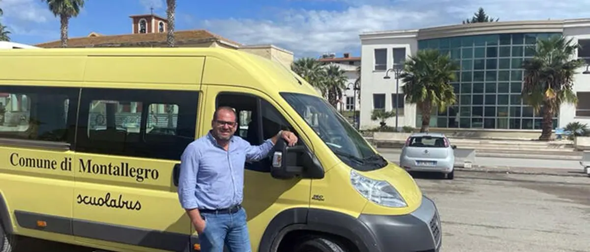 Manca l’autista e l’autobus lo guida il sindaco: «Contento di aiutare le famiglie del mio paese»