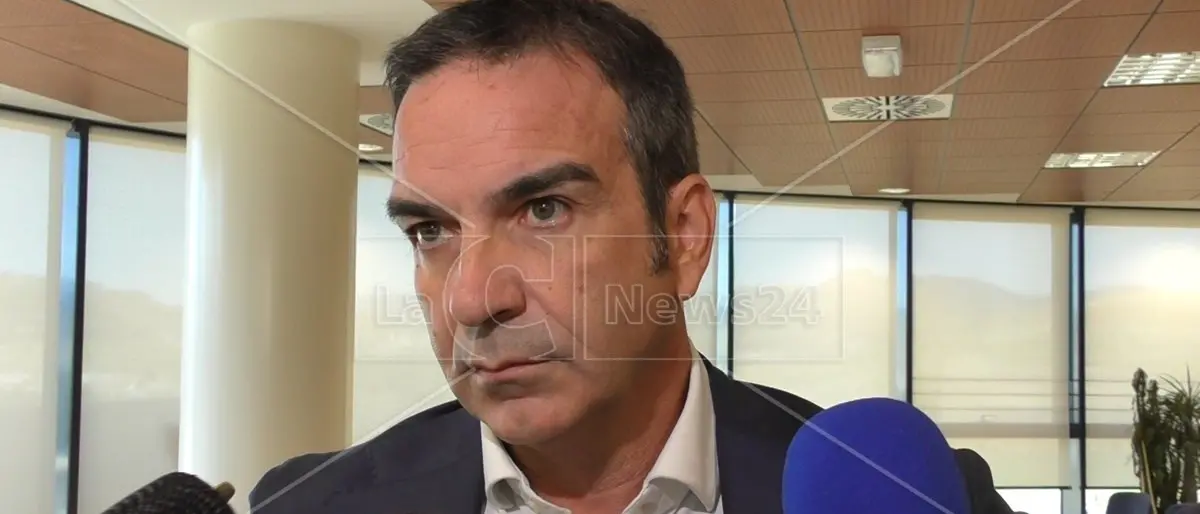 Medici cubani, Occhiuto: «Ancora non c’è una data di arrivo, stiamo procedendo con prudenza»