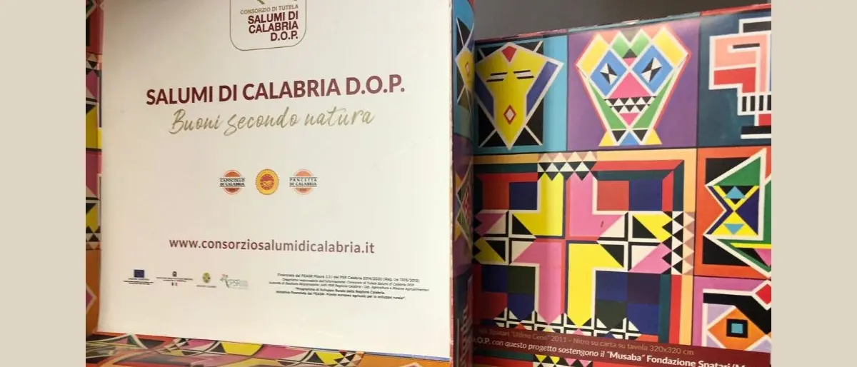 Le confezioni d’autore di Nik Spatari per promuovere i salumi Calabria Dop