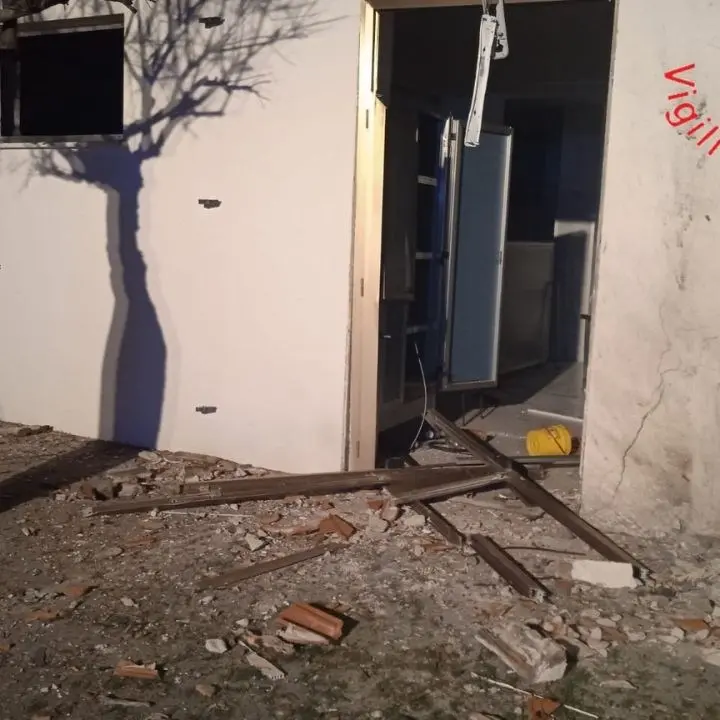 Belvedere Marittimo, esploso ordigno vicino alla porta della camera mortuaria dell’ex clinica Tricarico