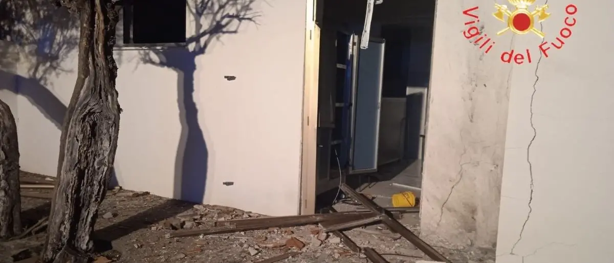 Belvedere Marittimo, esploso ordigno vicino alla porta della camera mortuaria dell’ex clinica Tricarico