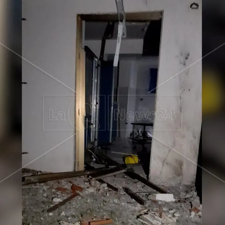 Belvedere, la bomba all’ex clinica Tricarico ultimo atto di una serie di incendi su cui indagano gli inquirenti