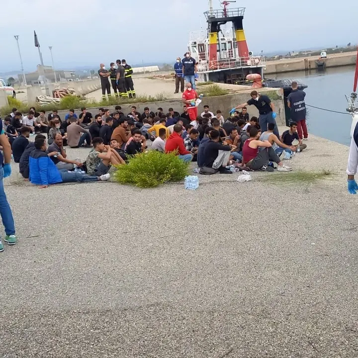 Sbarco di migranti a Corigliano Rossano, aveva 17 anni il giovane trovato morto: disposta l’autopsia