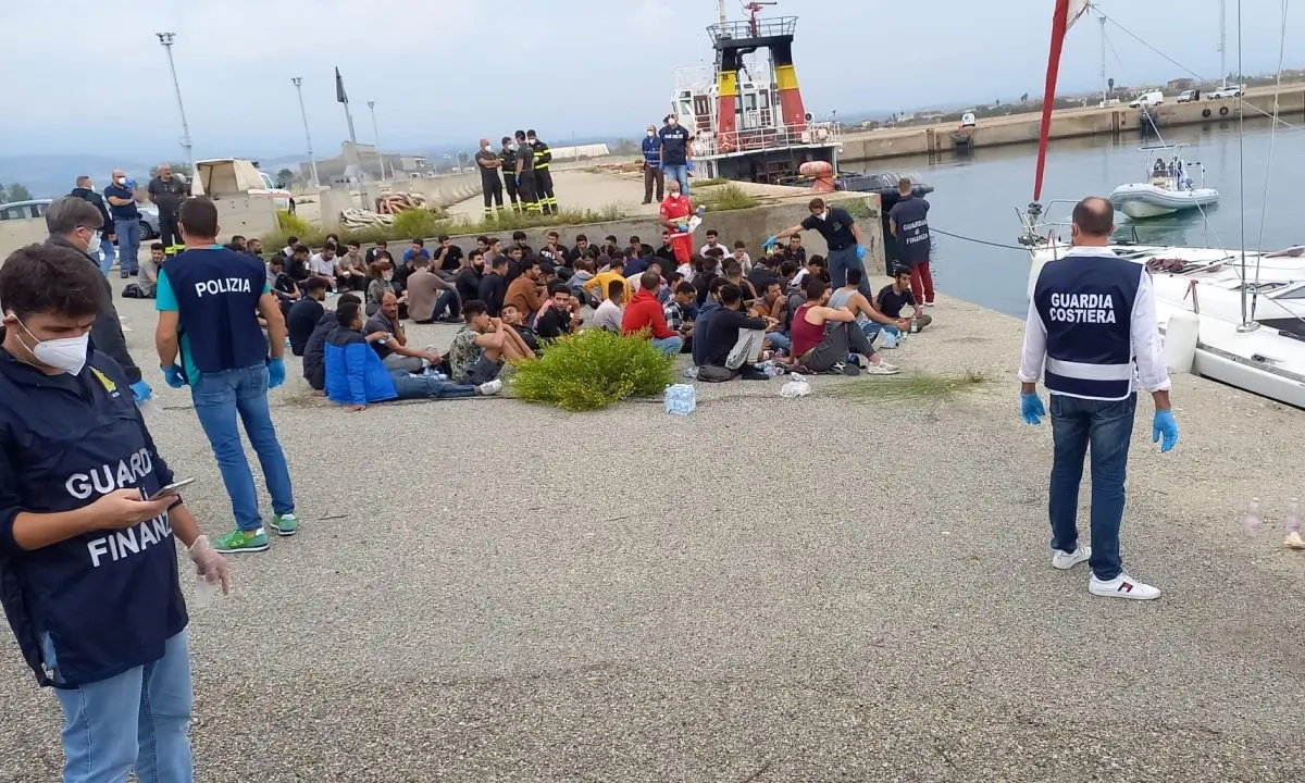 Sbarco di migranti a Corigliano Rossano, aveva 17 anni il giovane trovato morto: disposta l’autopsia