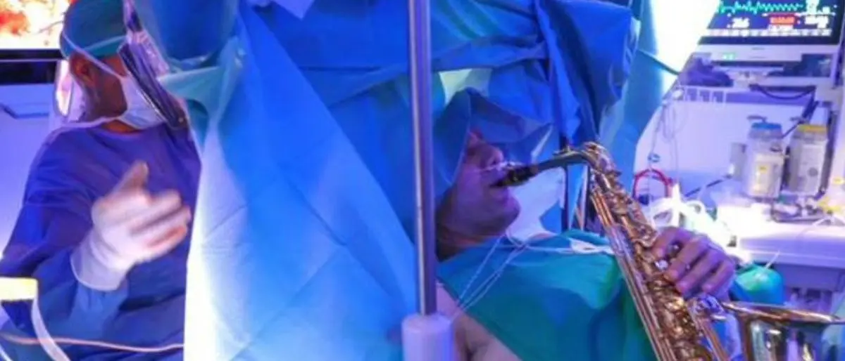Suona il sassofono mentre lo operano al cervello, asportato tumore a paziente 35enne