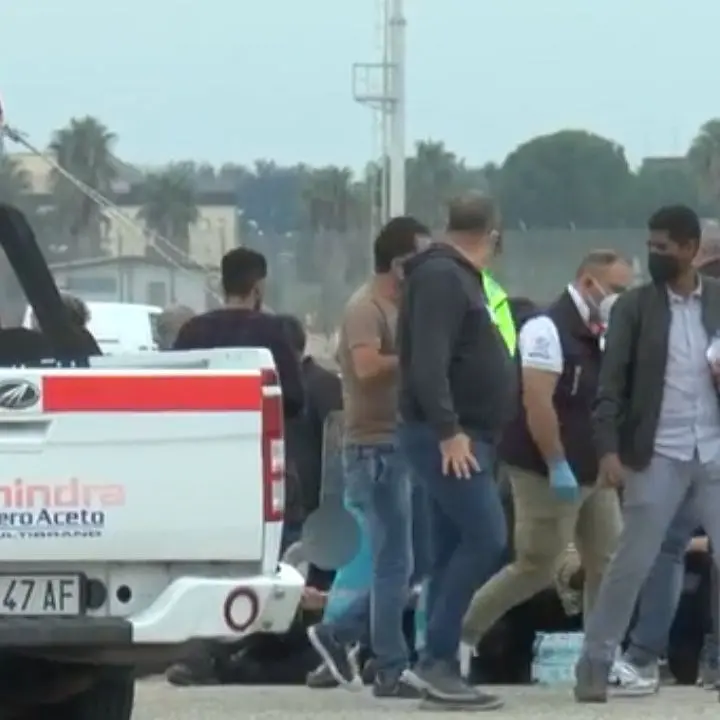 Sbarco di migranti a Corigliano Rossano: fermati due presunti scafisti