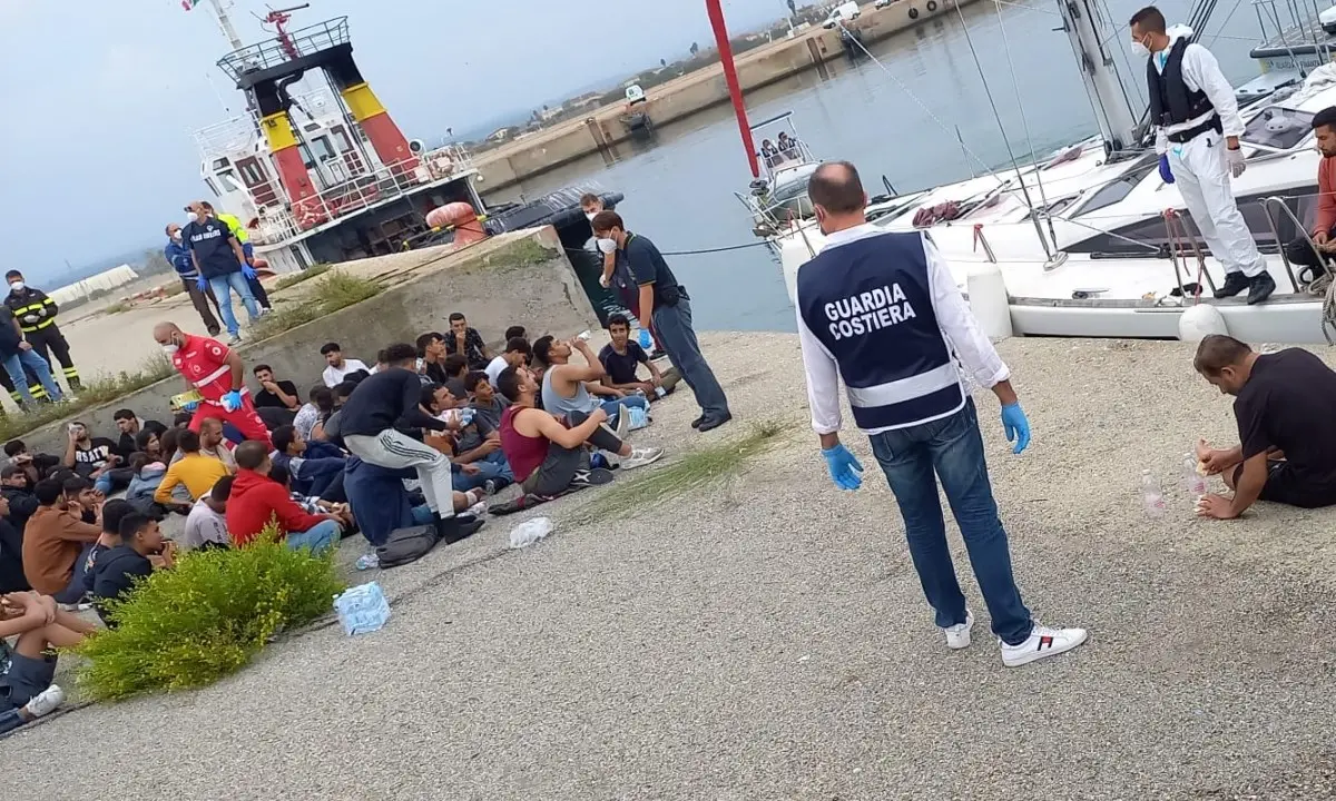 Migranti, cadavere rinvenuto sul veliero approdato a Corigliano Rossano: spunta l’ipotesi del soffocamento