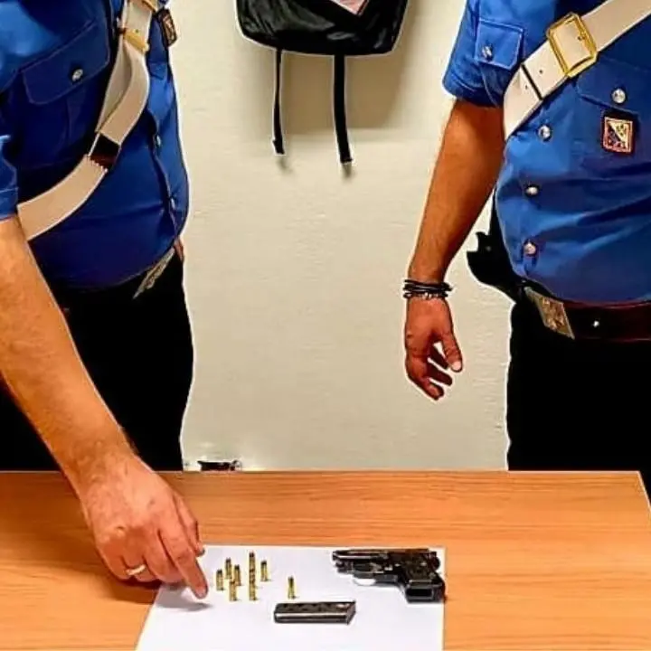 Tenta di sparare al genero ma la pistola si inceppa, arrestato 68enne