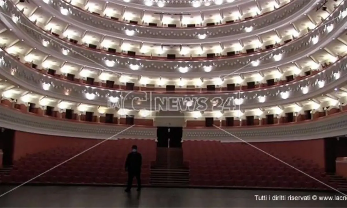 Bolletta da quasi 14mila euro al teatro Politeama di Catanzaro: «Così è difficile andare avanti»