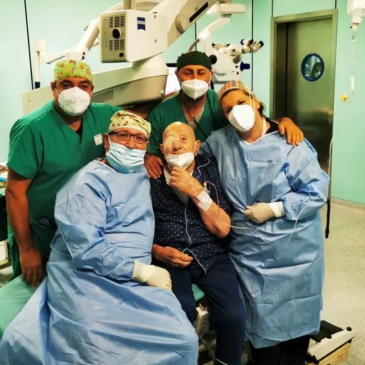 Operato di cataratta a 102 anni all’ospedale di Lamezia, in uno scatto la felicità di medici e paziente