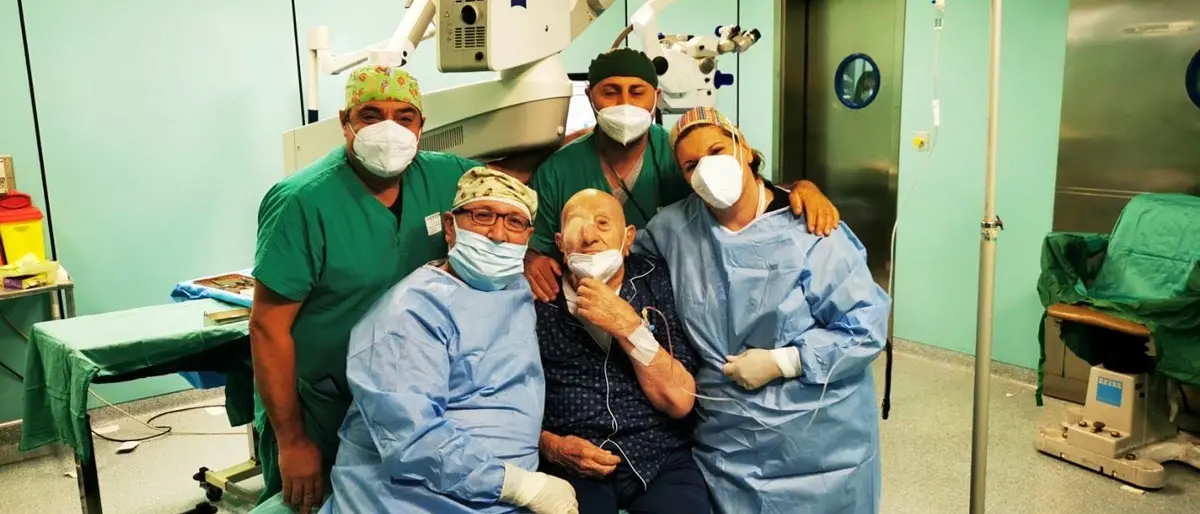 Operato di cataratta a 102 anni all’ospedale di Lamezia, in uno scatto la felicità di medici e paziente