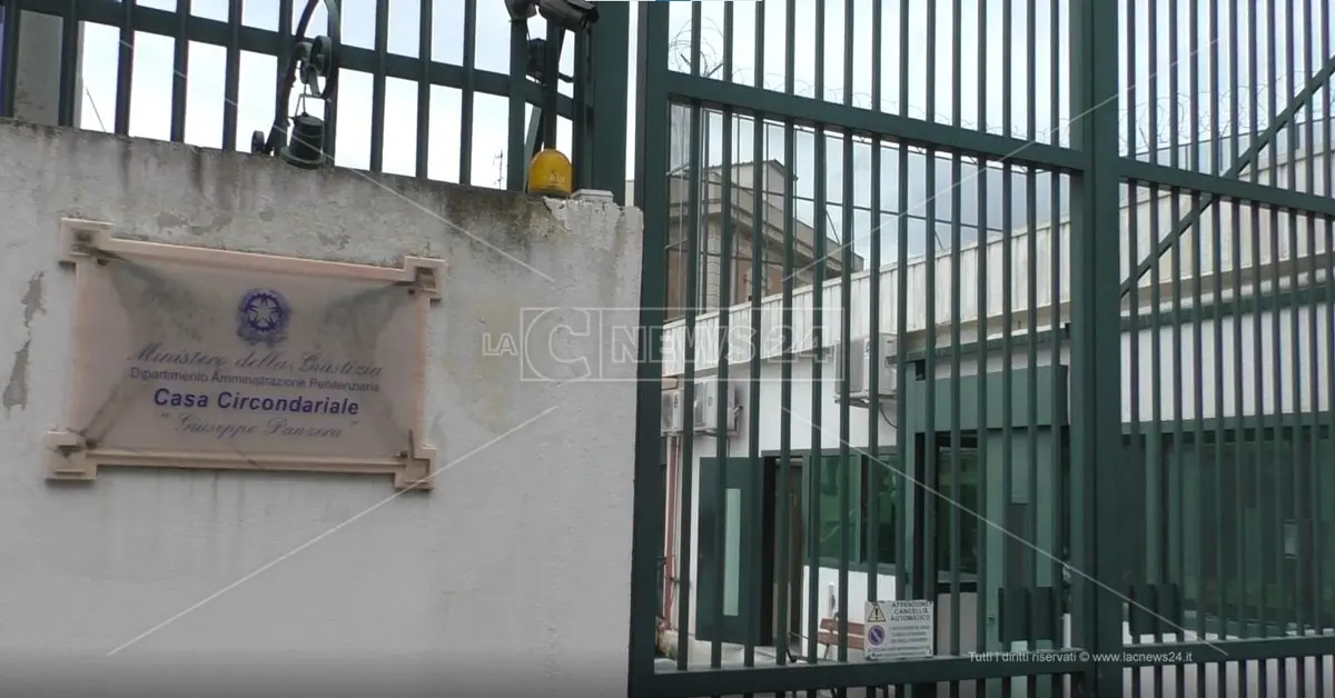 Maxirissa nel carcere di Reggio Calabria: coinvolti 50 detenuti. Il sindacato Sinappe: «Un film dell’orrore»