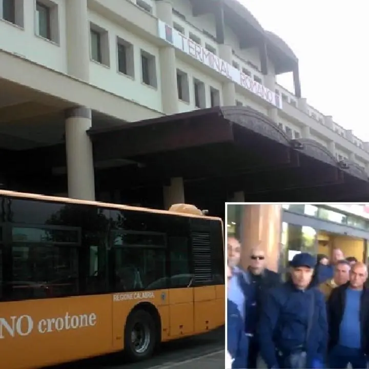 Licenziamenti e cassa integrazione, a Crotone autobus Romano fermi e protesta degli autisti