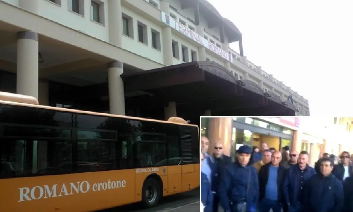 Licenziamenti e cassa integrazione, a Crotone autobus Romano fermi e protesta degli autisti