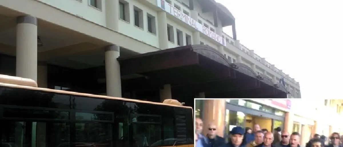 Licenziamenti e cassa integrazione, a Crotone autobus Romano fermi e protesta degli autisti