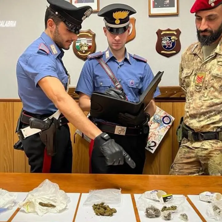 Detenzione e spaccio di droga, marijuana nascosta in un pacchetto di sigarette: due arresti nel Reggino