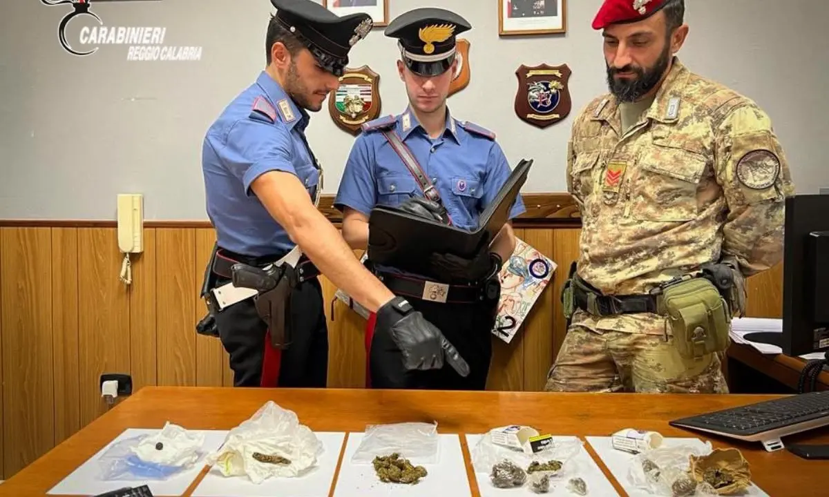 Detenzione e spaccio di droga, marijuana nascosta in un pacchetto di sigarette: due arresti nel Reggino