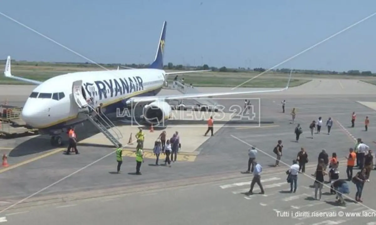 Voli Ryanair per la Calabria, tra ritardi e cancellazioni arrivare a destinazione è diventata un’avventura