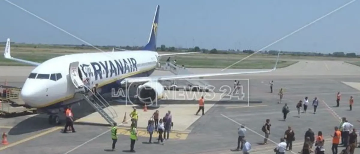 Voli Ryanair per la Calabria, tra ritardi e cancellazioni arrivare a destinazione è diventata un’avventura