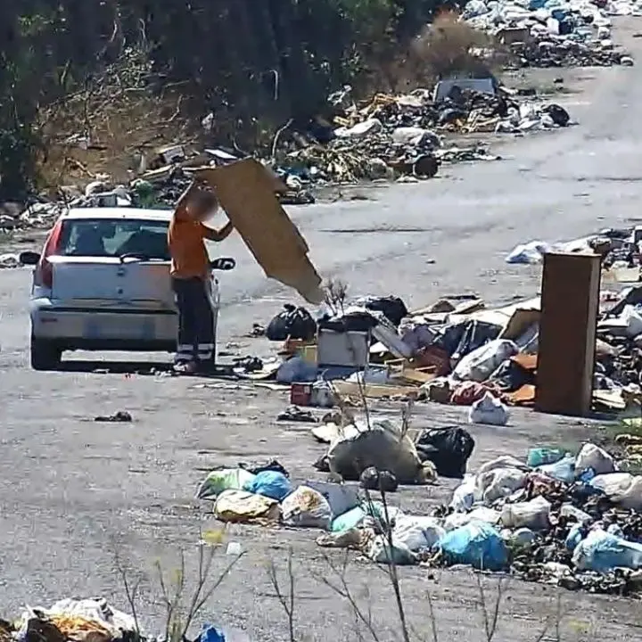 In due mesi scarica per 60 volte rifiuti in strada: “lordazzo” seriale beccato dalla polizia locale di Reggio