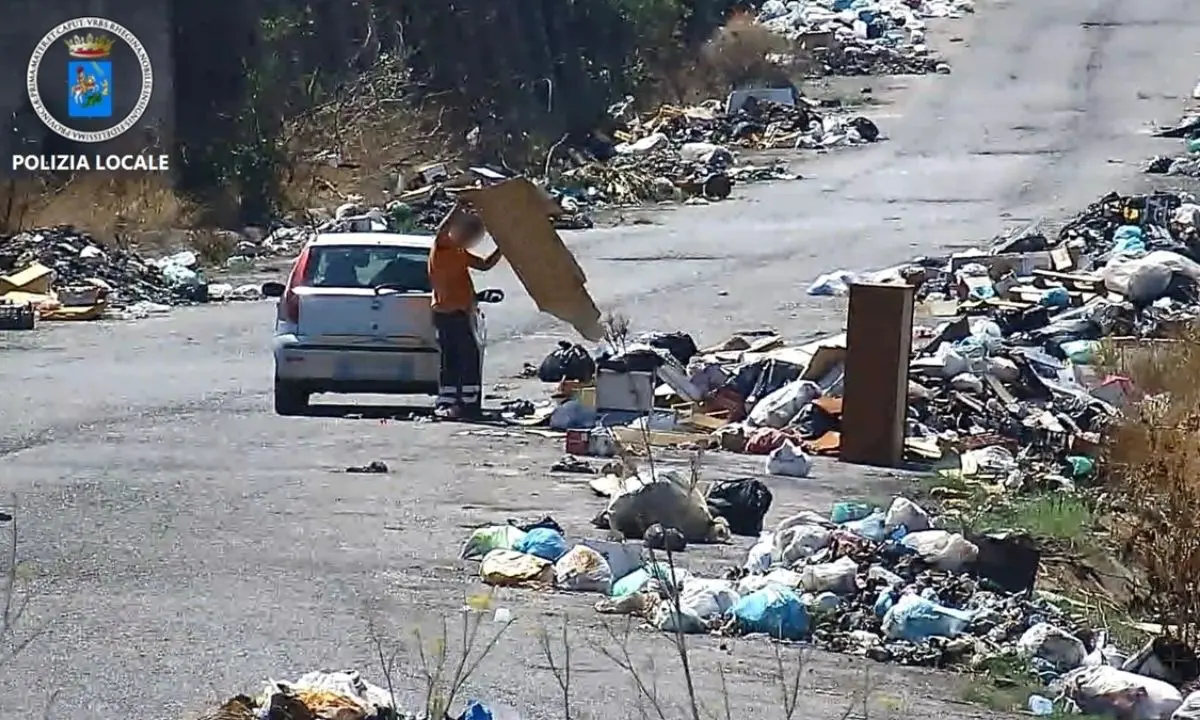 In due mesi scarica per 60 volte rifiuti in strada: “lordazzo” seriale beccato dalla polizia locale di Reggio