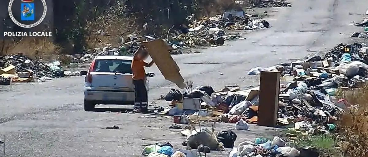 In due mesi scarica per 60 volte rifiuti in strada: “lordazzo” seriale beccato dalla polizia locale di Reggio