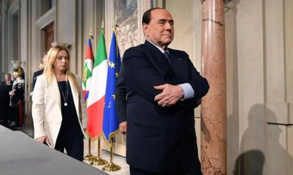 Berlusconi da Meloni con 40 minuti di ritardo, poi l’incontro risolutore: «Saliremo insieme al Quirinale»