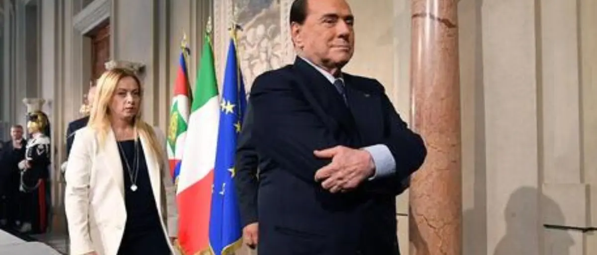 Berlusconi da Meloni con 40 minuti di ritardo, poi l’incontro risolutore: «Saliremo insieme al Quirinale»