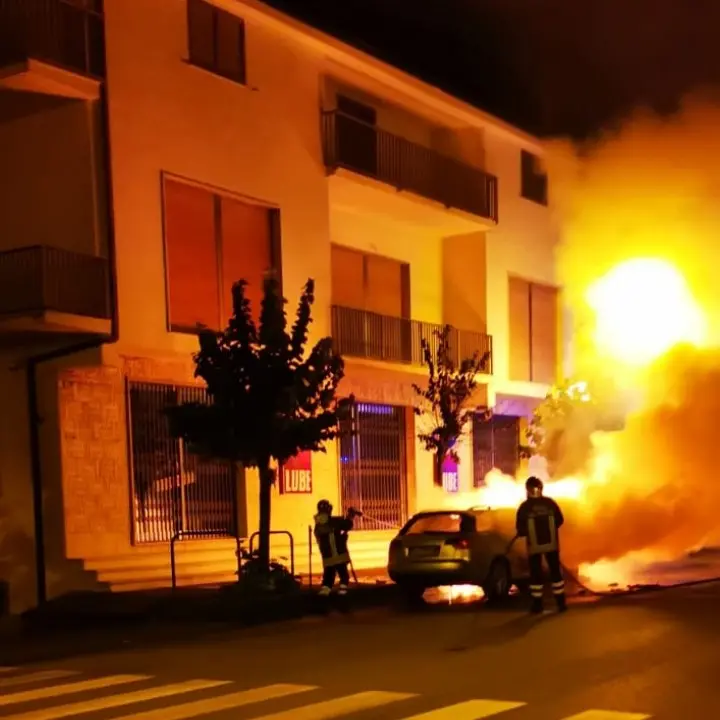 Trebisacce, incendio distrugge un’auto e danneggia le vetrate di alcuni negozi