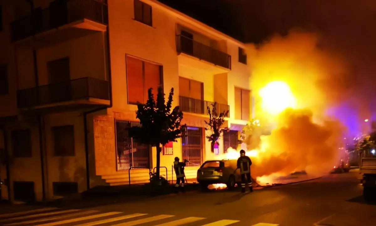 Trebisacce, incendio distrugge un’auto e danneggia le vetrate di alcuni negozi