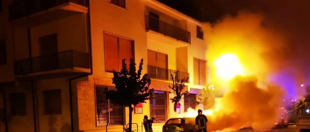 Trebisacce, incendio distrugge un’auto e danneggia le vetrate di alcuni negozi