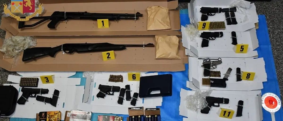 Pistole, carabine e fucili: scoperto arsenale in un garage di Bagnara, due denunce