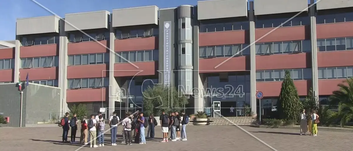 Studente preso a calci e pugni da un coetaneo: è ancora allarme violenza al Valentini-Majorana