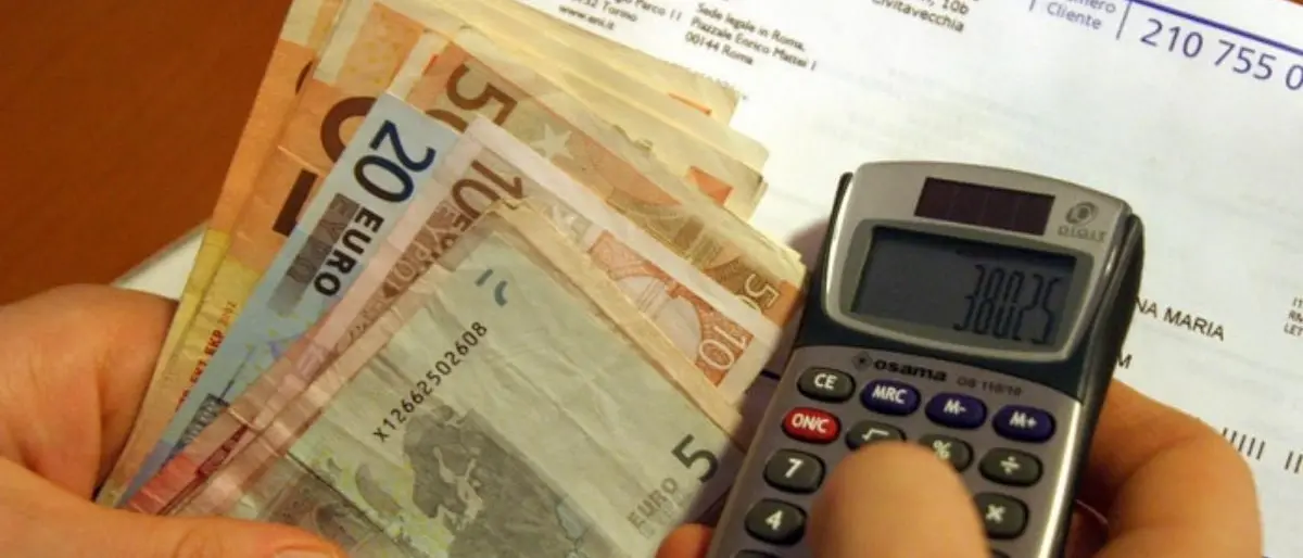 Per milioni di famiglie l’incubo del taglio della corrente, l’appello delle associazioni: «Fermare subito i distacchi»