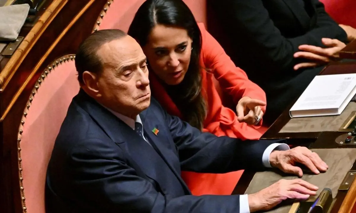 (Don’t) kiss me Licia, il Cav nomina Ronzulli capogruppo Fi al Senato e sui social si scatena la bagarre