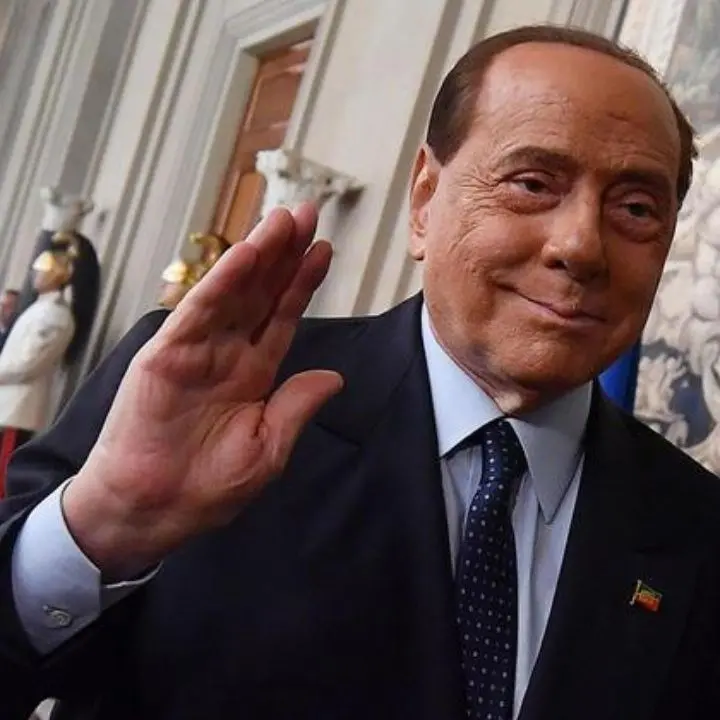 Lo show di Berlusconi: il gioco lo conduce lui e anche nell’angolo continua a dare le carte
