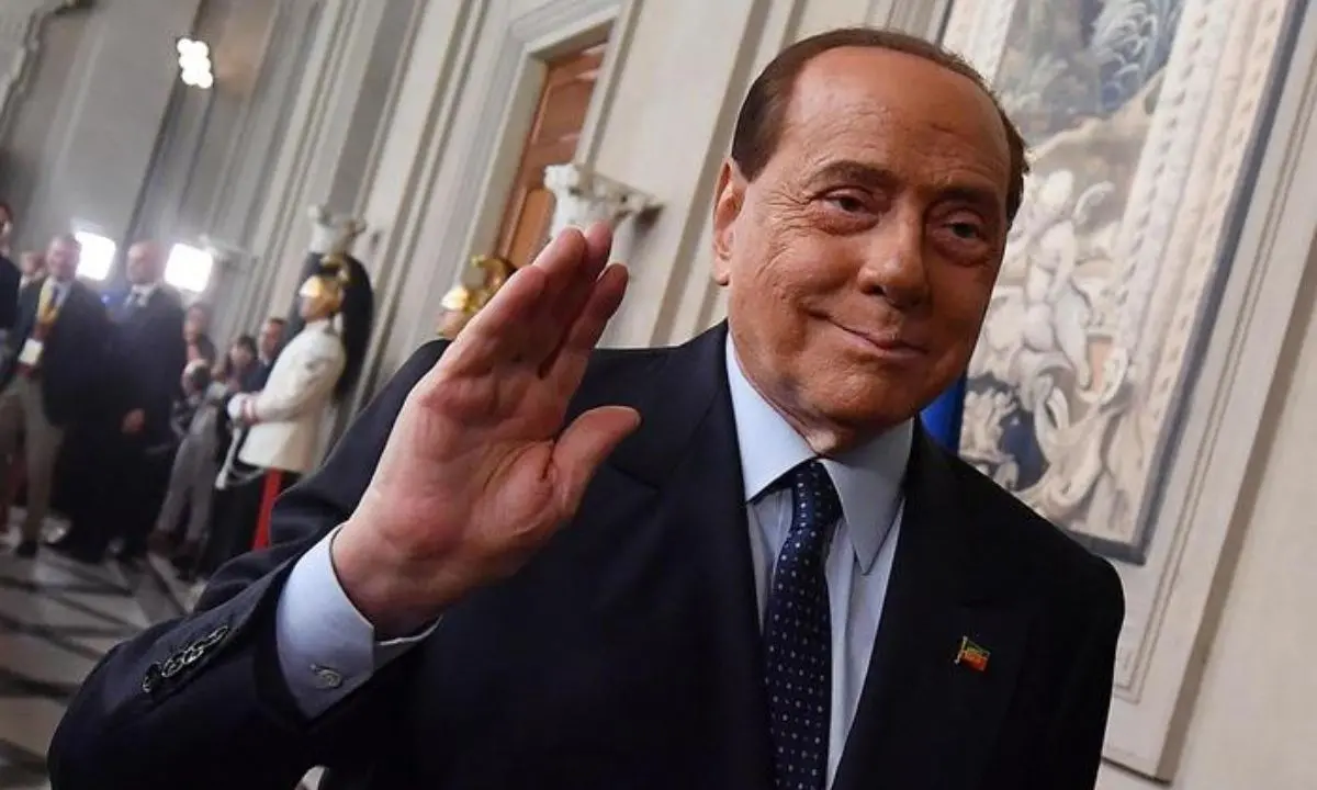 Lo show di Berlusconi: il gioco lo conduce lui e anche nell’angolo continua a dare le carte