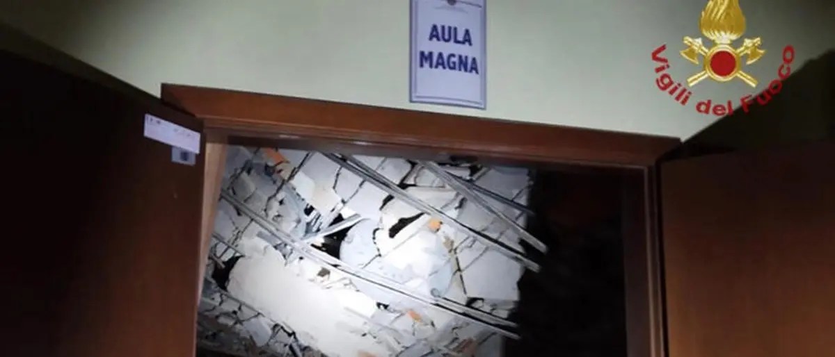 Tragedia sfiorata a Cagliari: poco dopo la chiusura crolla l’aula magna dell’Università