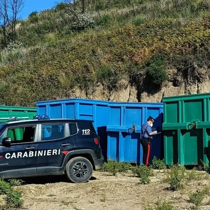 Quattrocento tonnellate di rifiuti in un’area non autorizzata nel Catanzarese: 2 denunce e sequestro del terreno