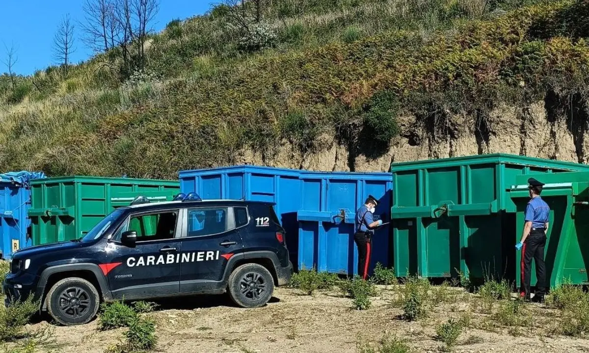 Quattrocento tonnellate di rifiuti in un’area non autorizzata nel Catanzarese: 2 denunce e sequestro del terreno