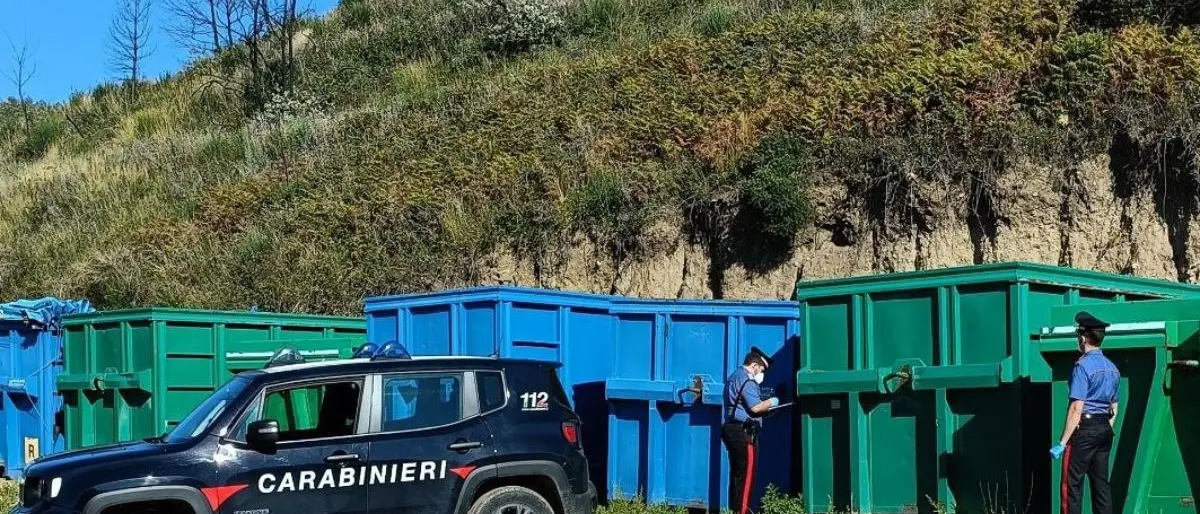 Quattrocento tonnellate di rifiuti in un’area non autorizzata nel Catanzarese: 2 denunce e sequestro del terreno