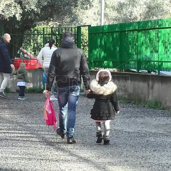 Tra bandi deserti e ritardi: a Crotone è ancora caos per mensa, assistenza ai bimbi con difficoltà e trasporto